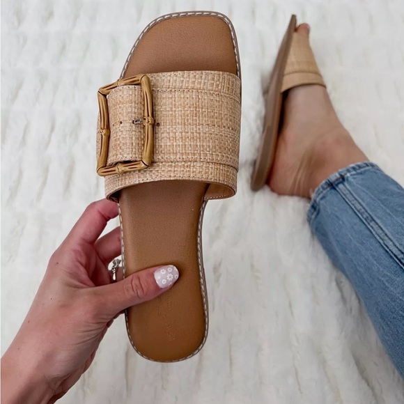 Universal Thread Sandals - Picture 2 of 3